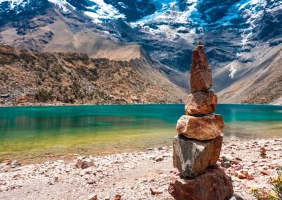Laguna Humantay en Cusco – Aguas turquesas rodeadas de imponentes montañas nevadas.